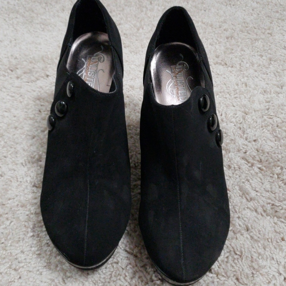 Black seude heels/shooties